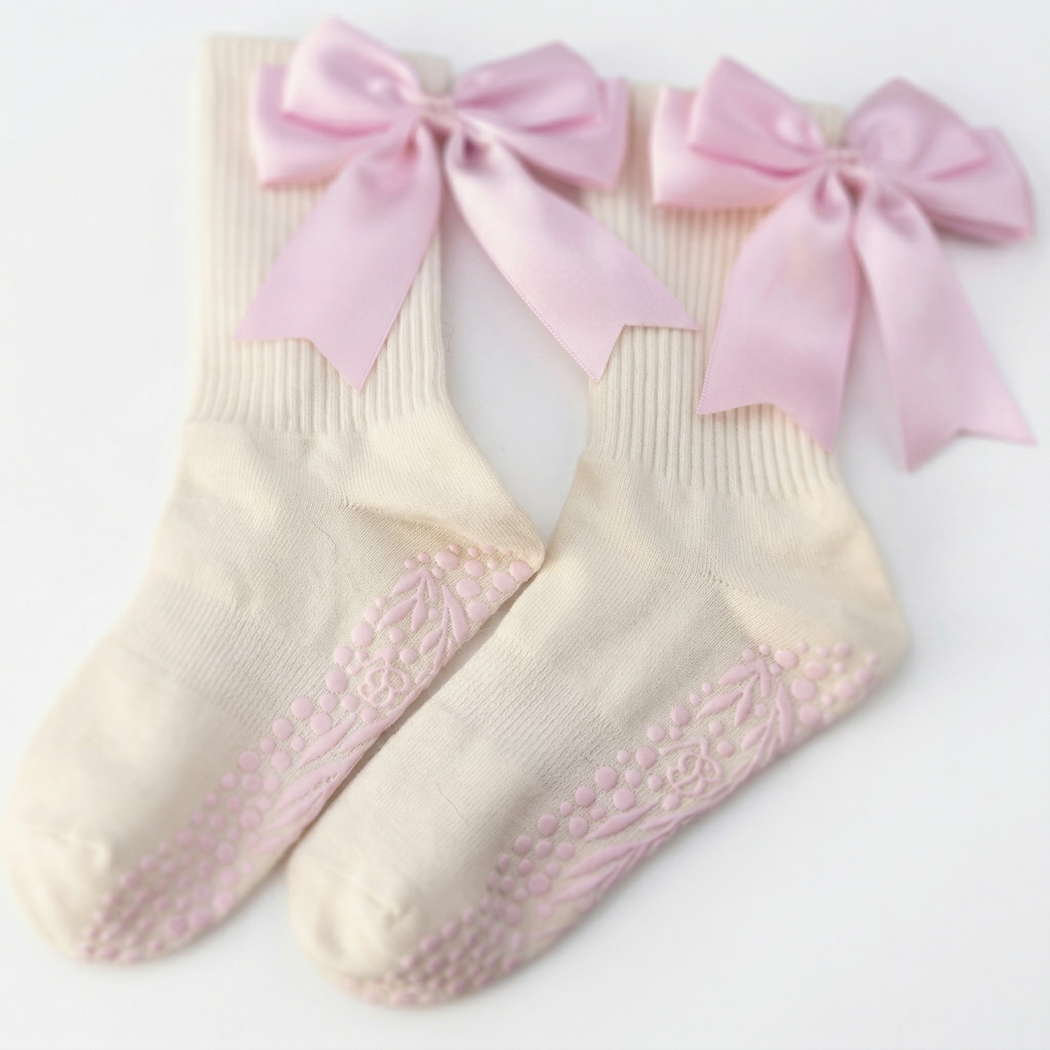 Light pink organic cotton Pilates grip socks by Bellona Velvet featuring a minimalist ankle bow and a durable non-slip dual-grip sole for reformer workouts.